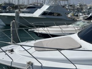 boat-rental-arub-frontdeck-pilow